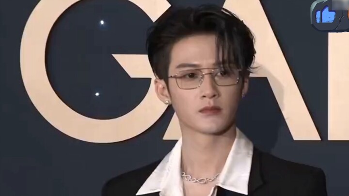 I can't tell what's different, but he looks more handsome. Tan Jianci must have welded his glasses o