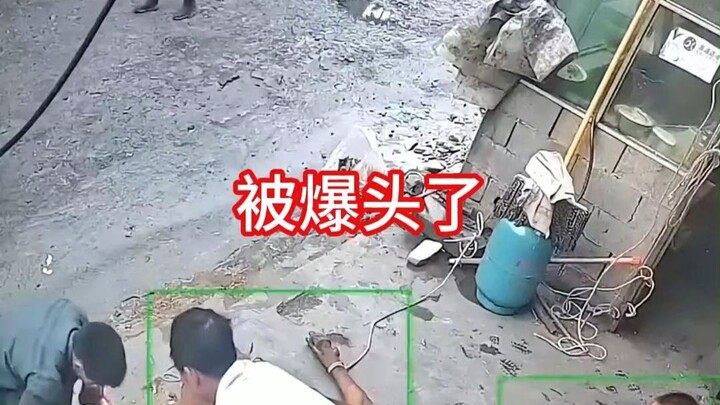 Cảnh báo an toàn: Người đàn ông đang đi bộ bất ngờ bị vàng rớt trúng đầu