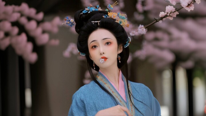 我行江南，见百花。轻舟已过万重山。
