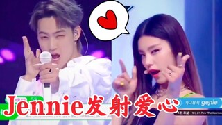 هناك شخص آخر قام بإيماءة جيني نفسها! الإيماءة أصلها من فيلم، لكن ني هي من جعلتها رائجة في كوريا. بلا