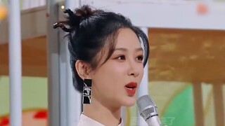 Seberapa nyata Yang Zi tampil di variety show? Tidak hanya dia imut, dia membuka mulutnya untuk menu