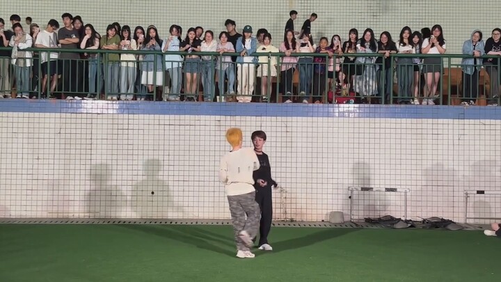 يا إلهي، يا إلهي، لا ترقص هكذا كثيراً!!! حتى لو أصبت بالتهاب الحلق من الصراخ، فلن يكفيني!