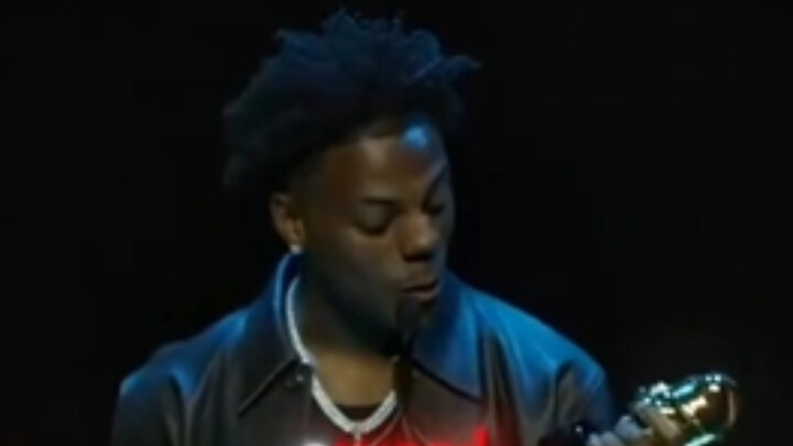 Kakak Hipertiroid memperoleh gelar Penyiar Terbaik Tahun Ini