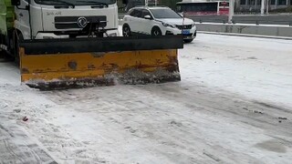 كانت جرافة الثلج تجرف الثلج