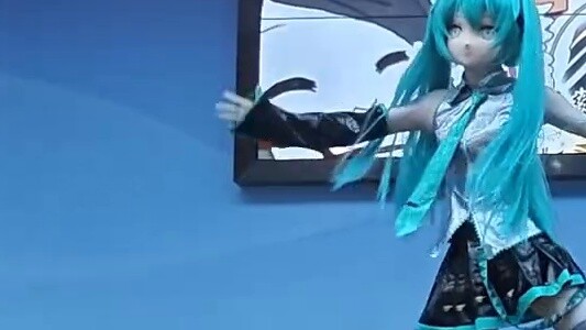 Berikan kejutan ala Hatsune Miku pada upacara wisuda Anda