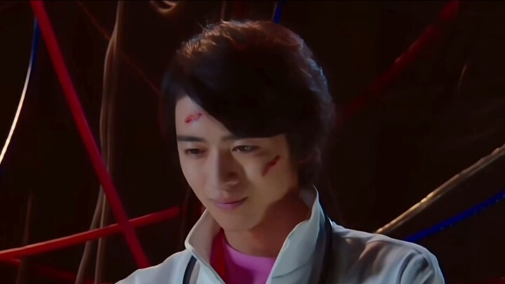 [Thay đổi từ ngữ và sắp xếp lại công việc] Người diễu hành sống trong khuôn viên trường trong một họ