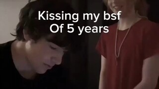 عندما تُقبّل أفضل صديق لك من الرجال