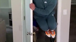 لو استبدلنا المشي بالطفو... أن أرى أحدهم يحلق ويتبول يجعلني أموت من الضحك، يا له من رجل غريب الأطوار