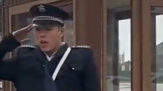 Tôi là nhà vô địch võ thuật quốc gia, vì vậy tôi phải hạ giá!