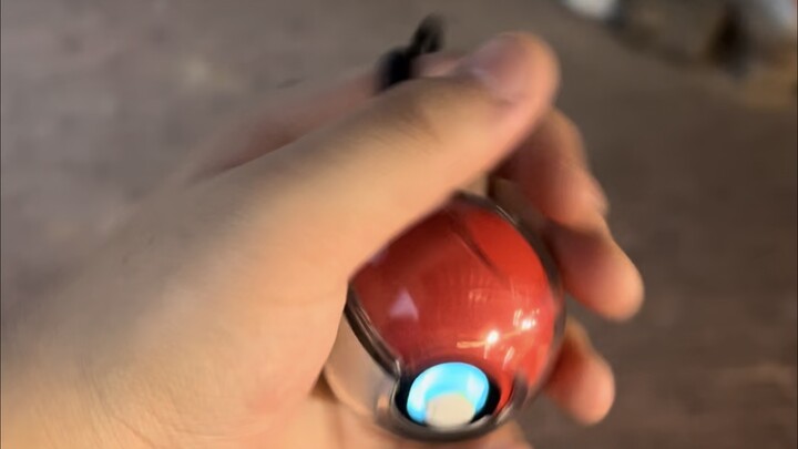 Anak mana yang tidak ingin memiliki Poké Ball versi fisik?