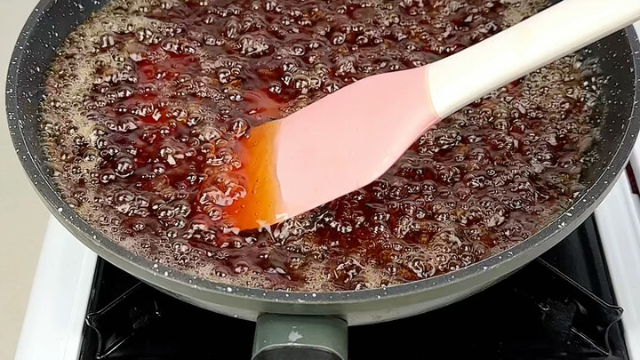 Chỉ cần cho 3 nguyên liệu đơn giản vào nồi hấp, bạn đã có ngay món bánh mã đề dai giòn sần sật. Mỗi 