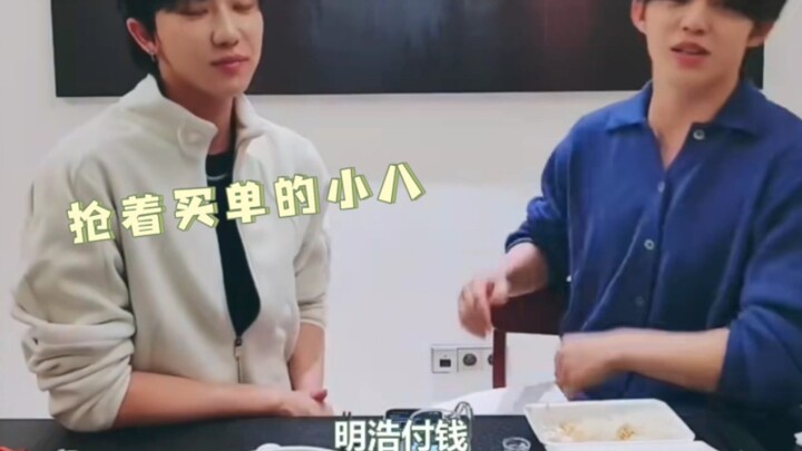 [Tim Delapan] Xiao Ba makan bersama teman-temannya, ia bisa terus-menerus membayar—sungguh sangat mu