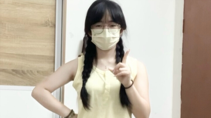 05Students performed the house dance (๑•ᴗ<๑) with cream soda and a crown-shaped lamp