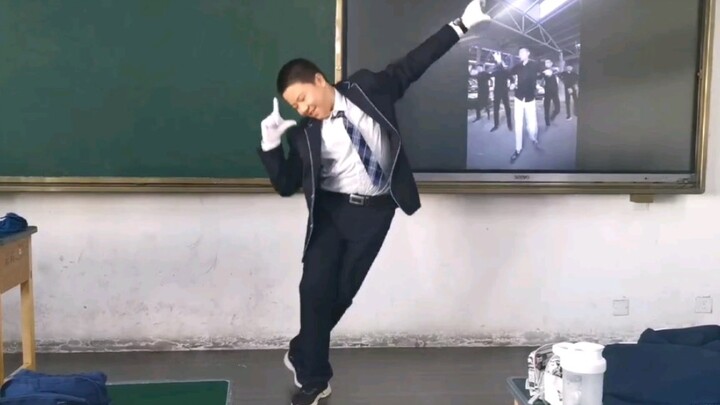ฉันเต้นชิงไห่เชคในชั้นเรียน! (การระเบิดที่อยู่ยงคงกระพันสุด ๆ )