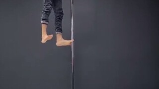 Russian guy Dimitry Politov’s daily pole dancing training, his toes are so strong!