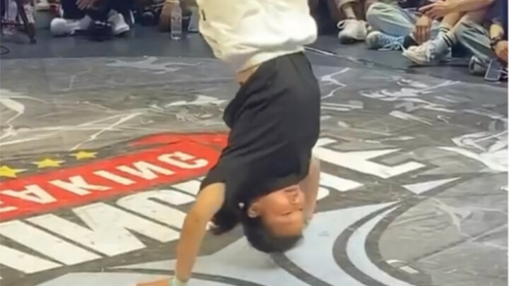 Cô gái 16 tuổi vũ đạo đường phố cực đỉnh, kỹ năng vượt trội, hạ gục luôn cả người nước ngoài! Chiêu 