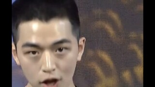 “感觉很会勾引敌人” 这个皮肤黑一点的一眼直男，直男不管跳男团舞还是女团舞都有一股天然的野性的性张力
