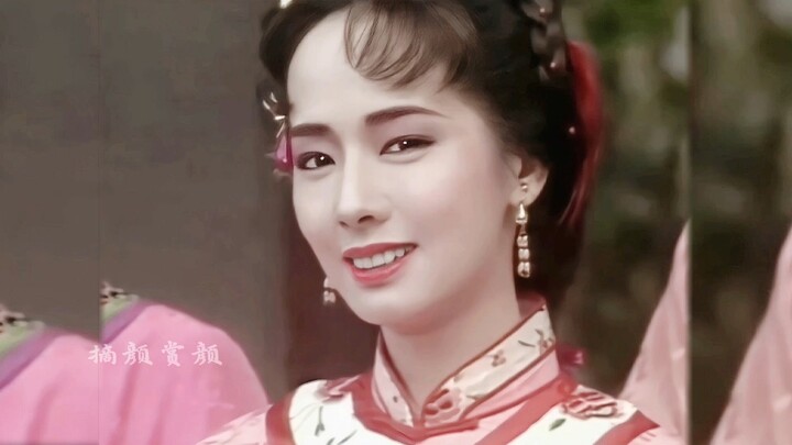 明明是个一眼惊艳的美人，但是小表情又很搞笑