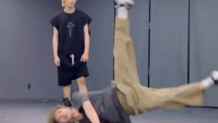 نسخة مخصصة للاستمتاع بجنون لي يونغ تشين بعد تناوله نعناع القطط