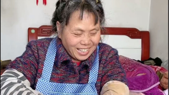 Người mẹ mù đã mang những món ăn ngày Tết mà bà thường không dám ăn ra để thiết đãi tôi.