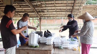 Lãnh lương YouTube nấu cơm cho người CÁCH LY và cái kết | ATCL T242