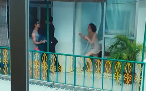 In broad daylight, someone’s trying to steal someone else!