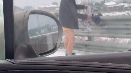 تساقط الثلج، ووالدي يصر على ارتداء سروال الشتاء الداخلي.