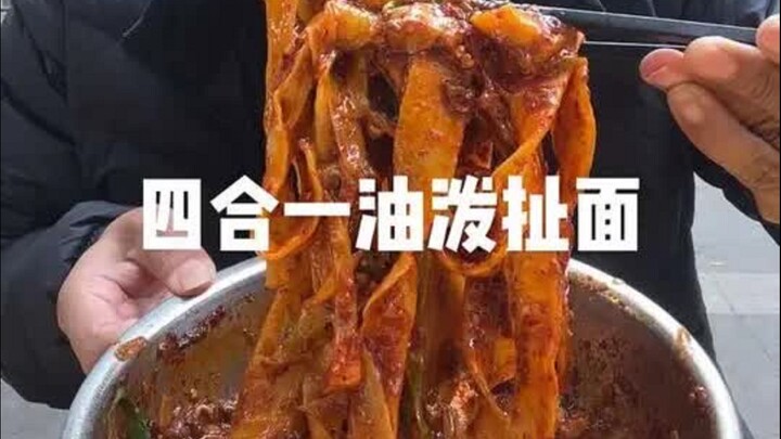Makanan khas daerah, mi berkuah minyak ini sungguh memuaskan, digoreng dengan api