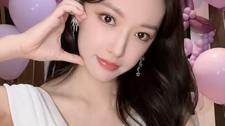 “Who’s the lucky one who beautifully received 100 different hand-heart gestures from their idol?”
