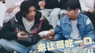 [荣八]虽然同吃一碗食物，但惹到我们妹宝，不还是得亲自哄～