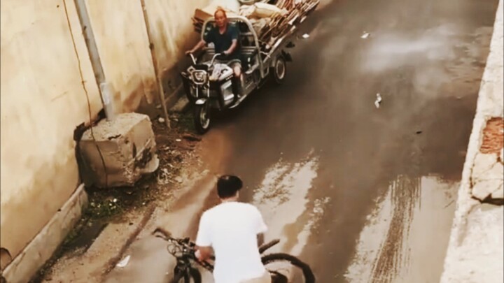 Ông cụ: May mà tôi đã nhường đấy.