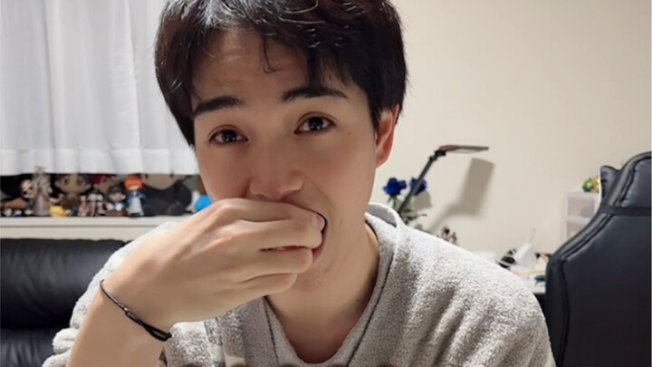 My Japanese husband tries crab hot pot for the first time.