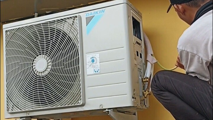 Pegecekan AC DAIKIN 2PK