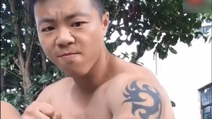 فتى الكونغ فو الصيني يُرعب الأصدقاء الأجانب بأسلوبه القاسي في الكونغ فو!
