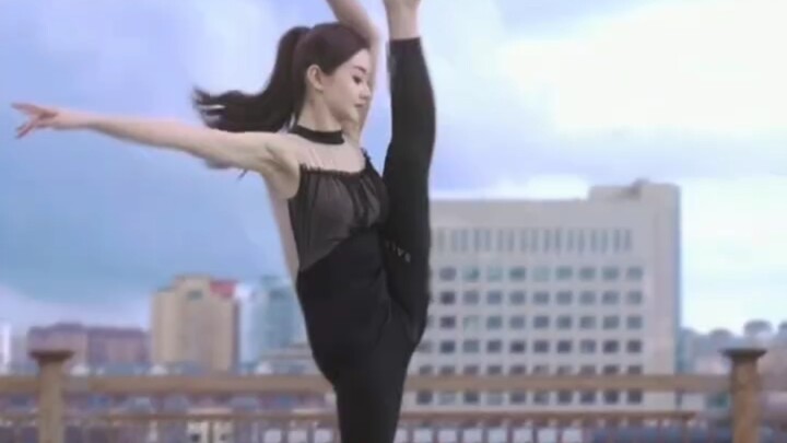 恒大歌舞团副团长钱香香，颜值高，舞艺好，是歌舞团的灵魂人物 "恒大歌舞团 "