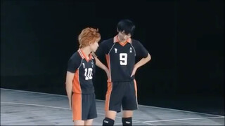 Berakting dalam drama panggung "Hakura!!" ! Kimura dan Kenta Suga, kalian berdua lucu sekali.