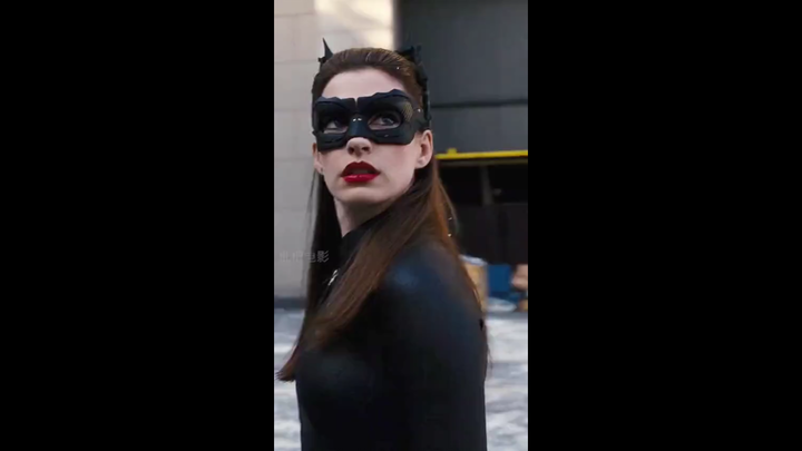 Anne Hathaway’s eye rolls are *so* tsundere!