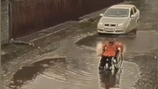 “可是他看起来好像很凶”