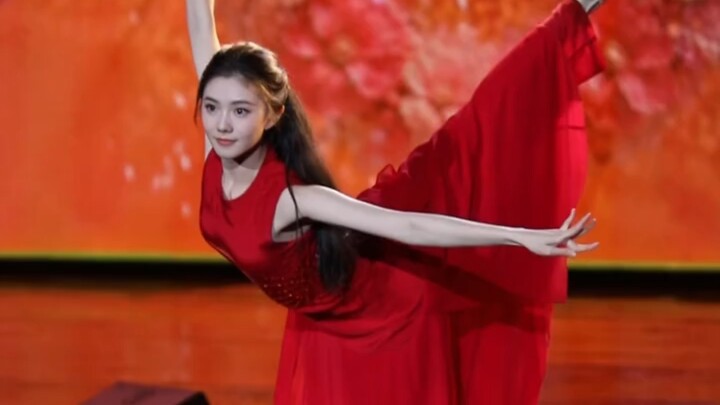 Liu Haocun’s candid stage footage at the Hundred Flowers Awards—proof of her No. 1 status at the Bei