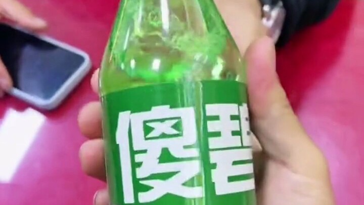 Mỗi người gọi một chai nước, nhưng cứ thấy có gì đó sai sai.