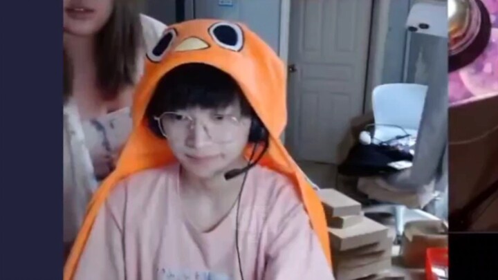 Xiao Cheng looks adorable with a chicken-skin coat.