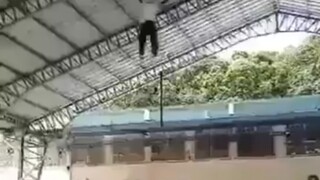 捡个拖鞋至于吗？不是你这拖鞋咋飞上去的？！