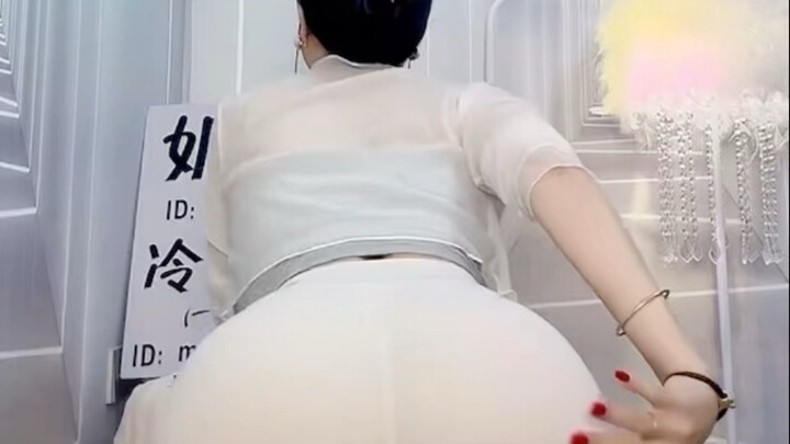 Cold Beauty (Yoga Pants Back Shake