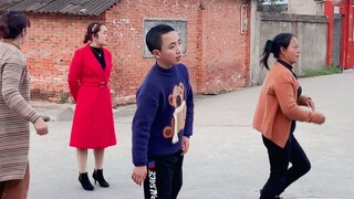 轩轩第一次和几位阿姨学跳广场舞，虽然跳得不好，但在以前也是我们一家不敢想的