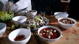 Mùng một anh em đi ăn lòng lợn tiết canh cho đỏ