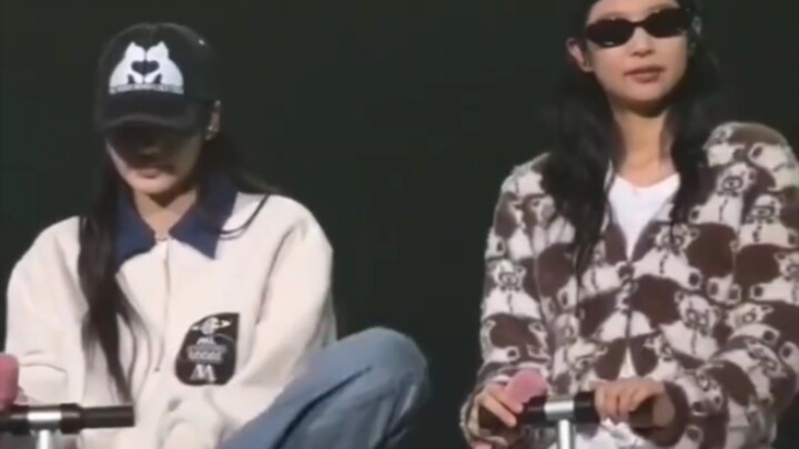 Hanya Lisa yang bisa duduk seperti ini, ya!