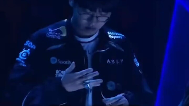 What do you mean Doran can’t take off his ring anymore? At T1’s home venue, Doran wore the champions