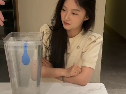 Nâng đá đập chân mình