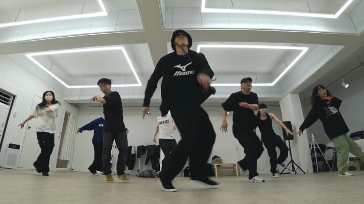 Breaking cool toprock dance!
