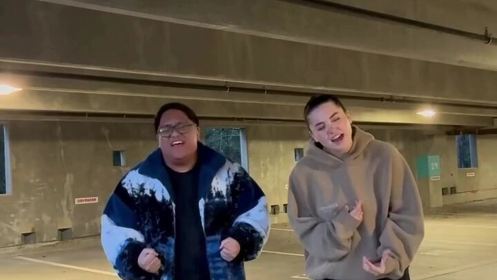 Best Duet Singing ever 😉